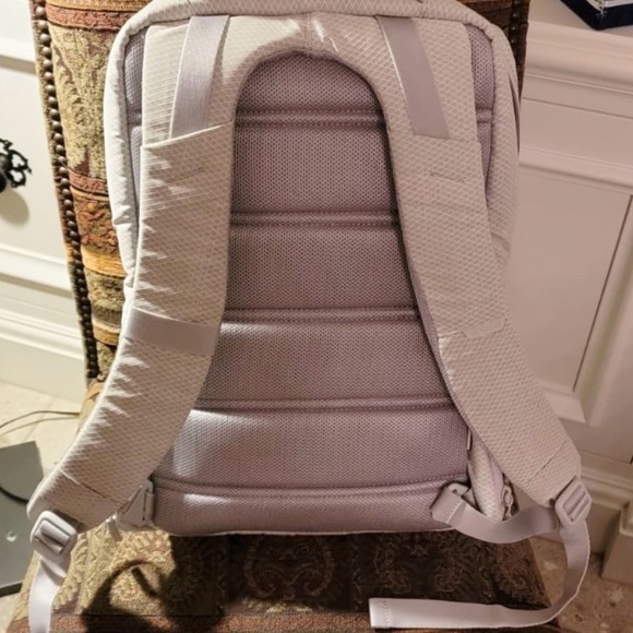 NWOT Incase backpack - Picture 3 of 7